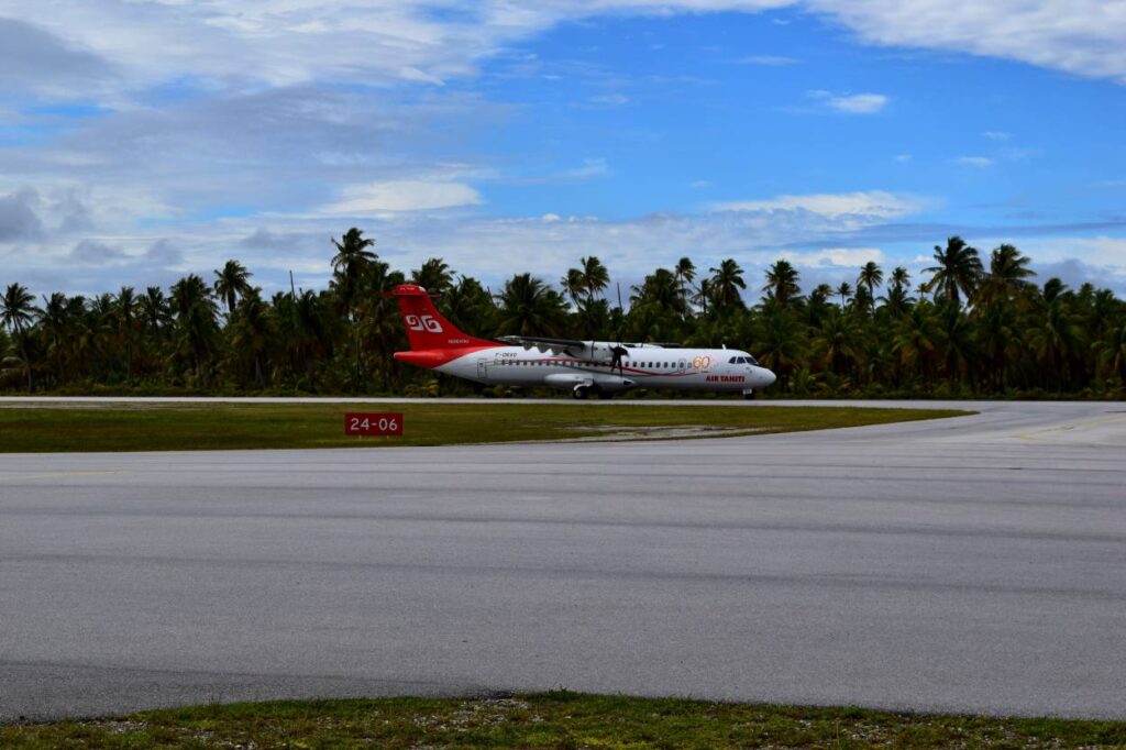 Aereo Air Tahiti sulla pista dell’aeroporto in Polinesia Francese, pronto per i voli tra le isole