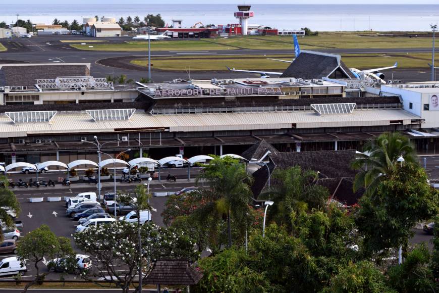 Vista dall’hotel sull’aeroporto internazionale di Tahiti-Faa’a, con coda di un aereo Air Tahiti Nui e il mare sullo sfondo