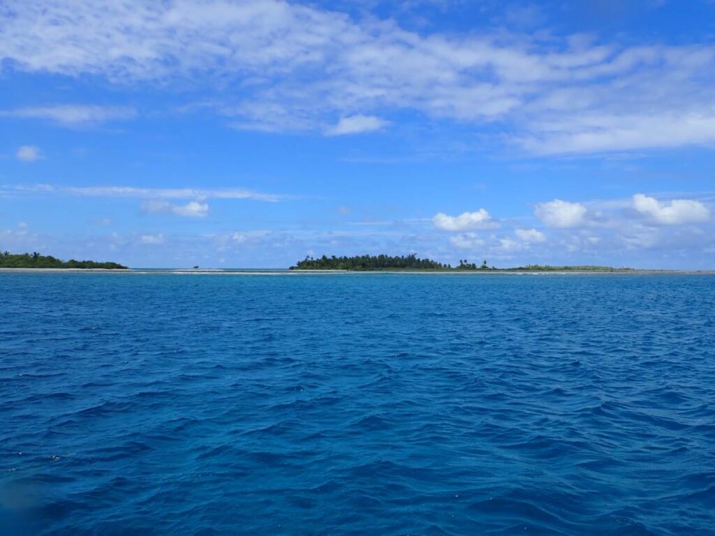Veduta del Tuheiava Pass di Tikehau dal gommone, con la laguna e l’apertura verso l’oceano nella Polinesia Francese