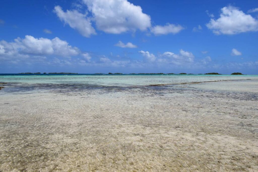Vista panoramica della Laguna Blu di Rangiroa con bagnasciuga, acqua trasparente e sabbia bianca finissima