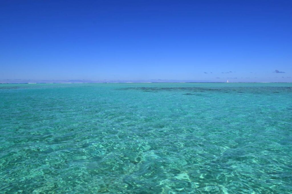 Panorama della laguna di Bora Bora con onde e barche all'orizzonte