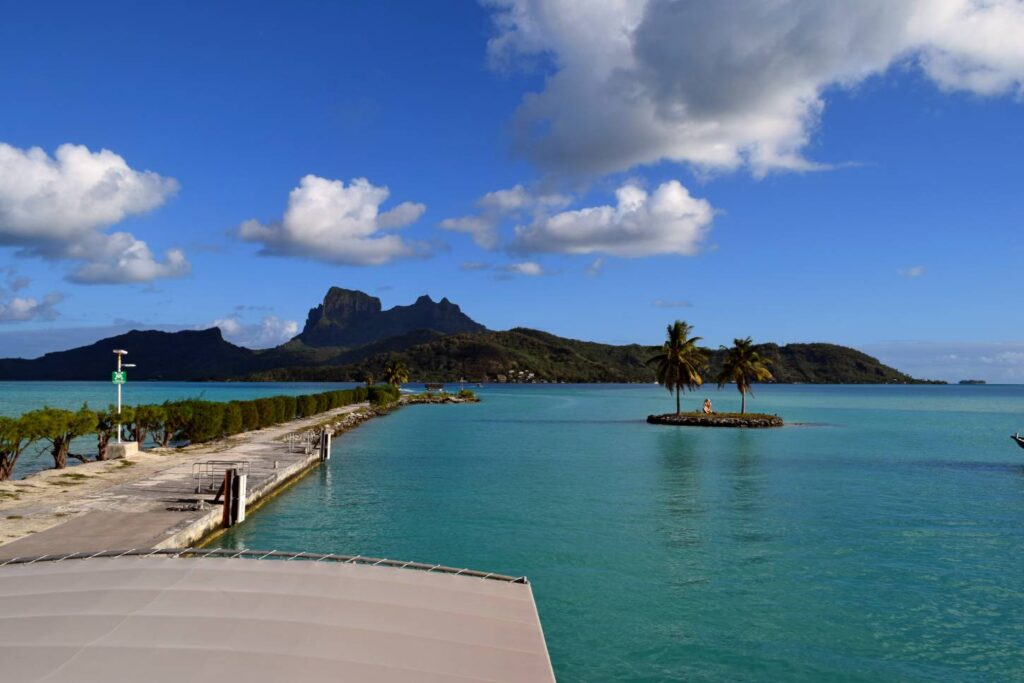 Aeroporto di Bora Bora con passerella, Monte Otemanu e motu con palme e scultura