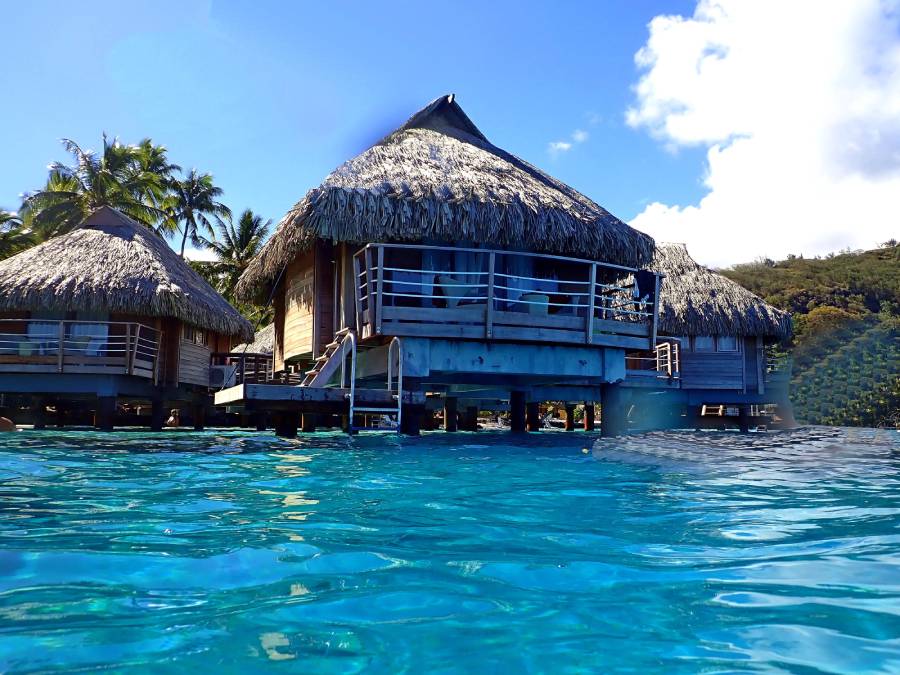 Il nostro bungalow overwater di Bora Bora visto dal mare durante lo snorkeling, con la piattaforma privata e la scaletta per l'accesso diretto alla laguna