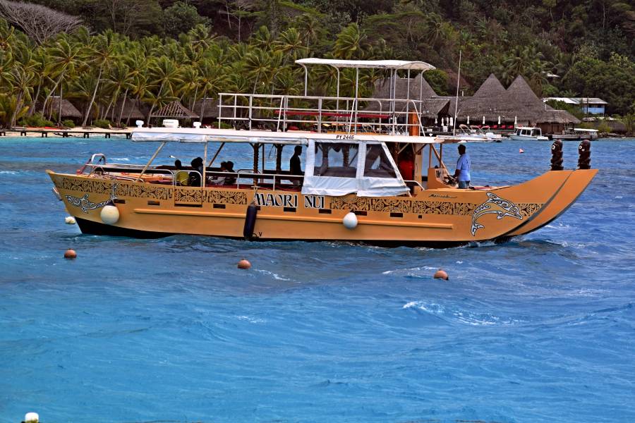 Canoa tradizionale polinesiana utilizzata per le escursioni turistiche nella laguna di Bora Bora