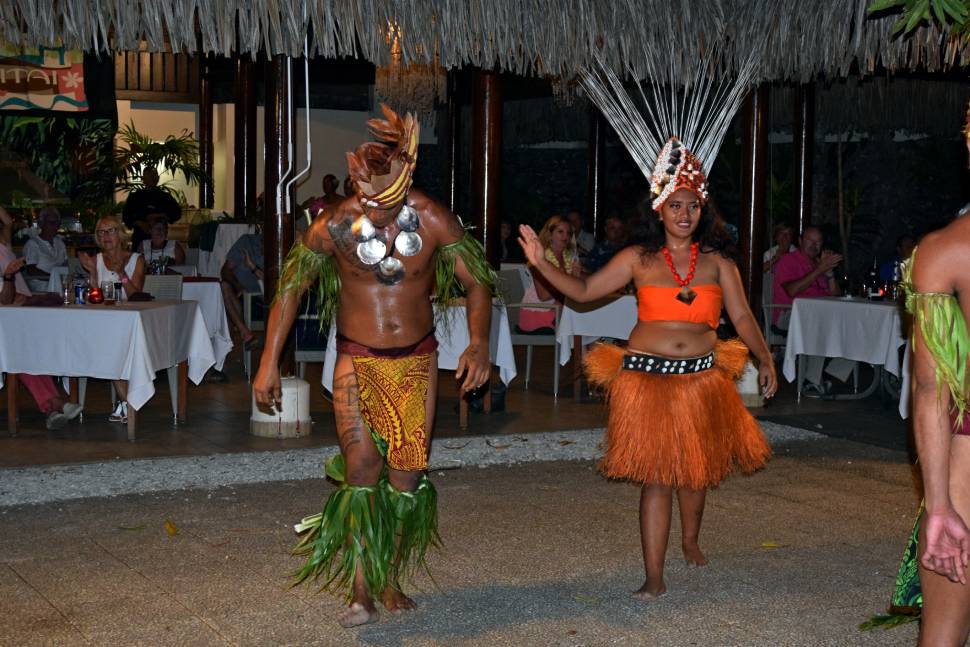 Ballerino e ballerina durante uno spettacolo di danza polinesiana a Bora Bora