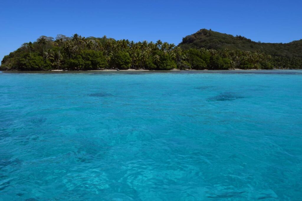 La laguna di Bora Bora e i motu visibili dalla strada principale che percorre l'isola