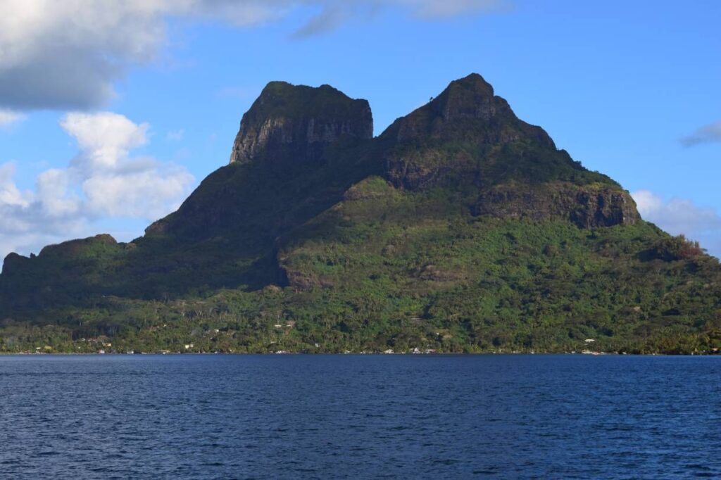 Il Monte Otemanu visto dalla strada principale di Bora Bora, lungo il percorso che circonda l'isola