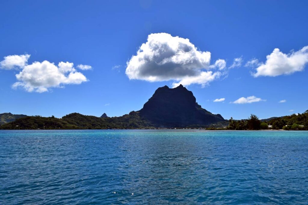 Monte Otemanu visto dal mare con la laguna turchese e la vegetazione di Bora Bora