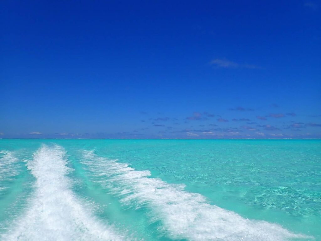 La scia della barca sulla laguna di Bora Bora, tra le intense sfumature azzurre dell'acqua