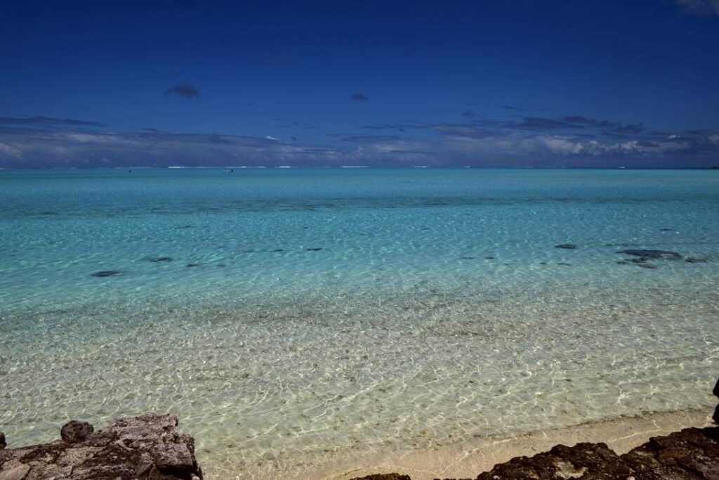 piaggia di Matira a Bora Bora, con la sabbia bianca e le acque turchesi della laguna