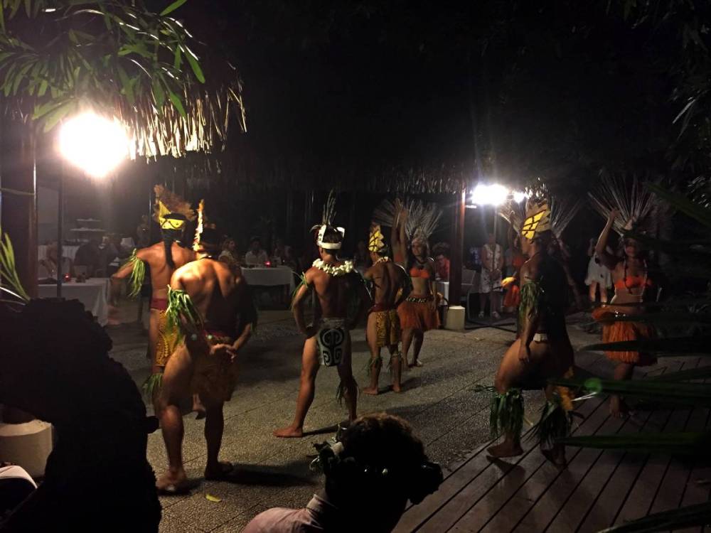 Danzatori polinesiani durante un'esibizione di danza a Bora Bora
