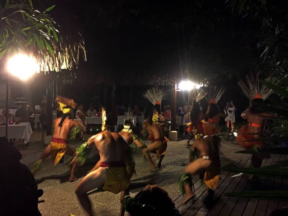 Danzatori polinesiani durante una danza caratterizzata da movimenti energici