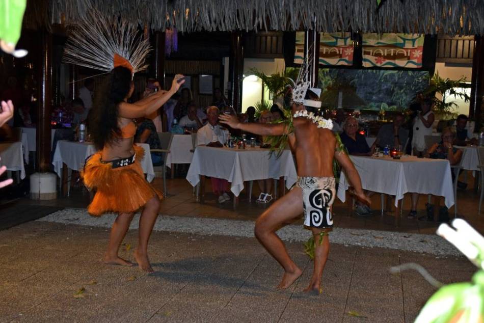 danzatrice e danzatore durante un'esibizione di ʻori tahiti a bora bora