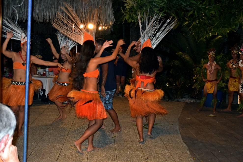 Danzatrici in cerchio durante uno spettacolo di danza polinesiana a Bora Bora