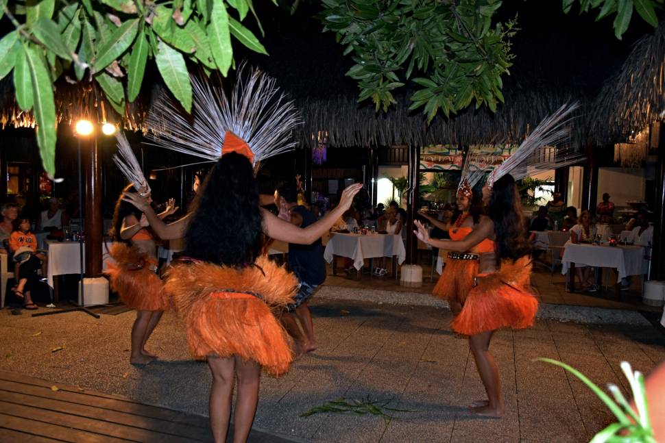 Danzatrici durante una danza polinesiana con il caratteristico movimento dei fianchi