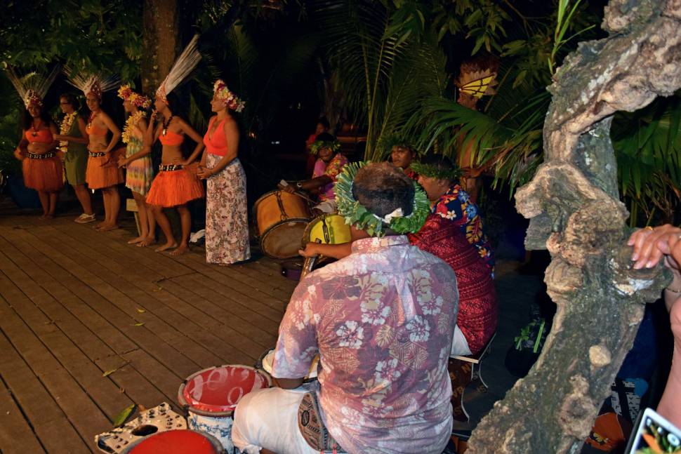 Danzatrici e percussionisti durante uno spettacolo di danza polinesiana a Bora Bora