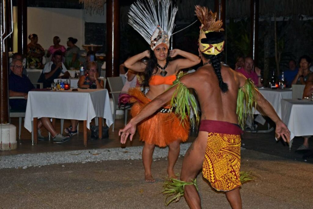 Danzatore e danzatrice durante una performance di ʻOri Tahiti