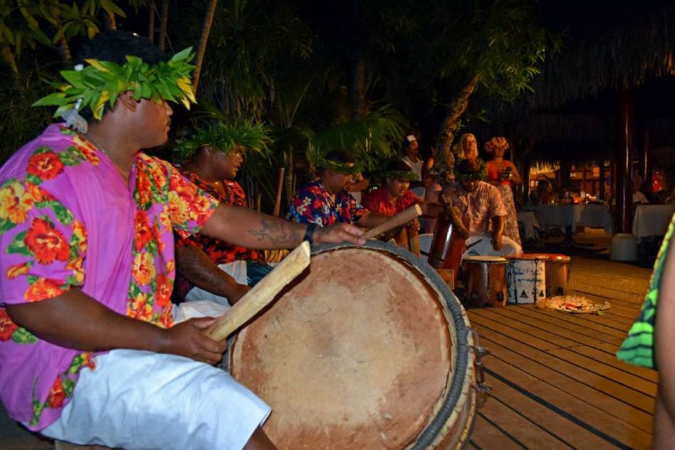 percussionisti durante uno spettacolo di danza polinesiana a bora bora