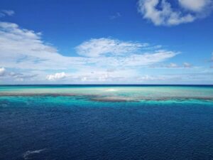 scorcio dell'Oceano Pacifico Meridionale con mare calmo e cielo limpido