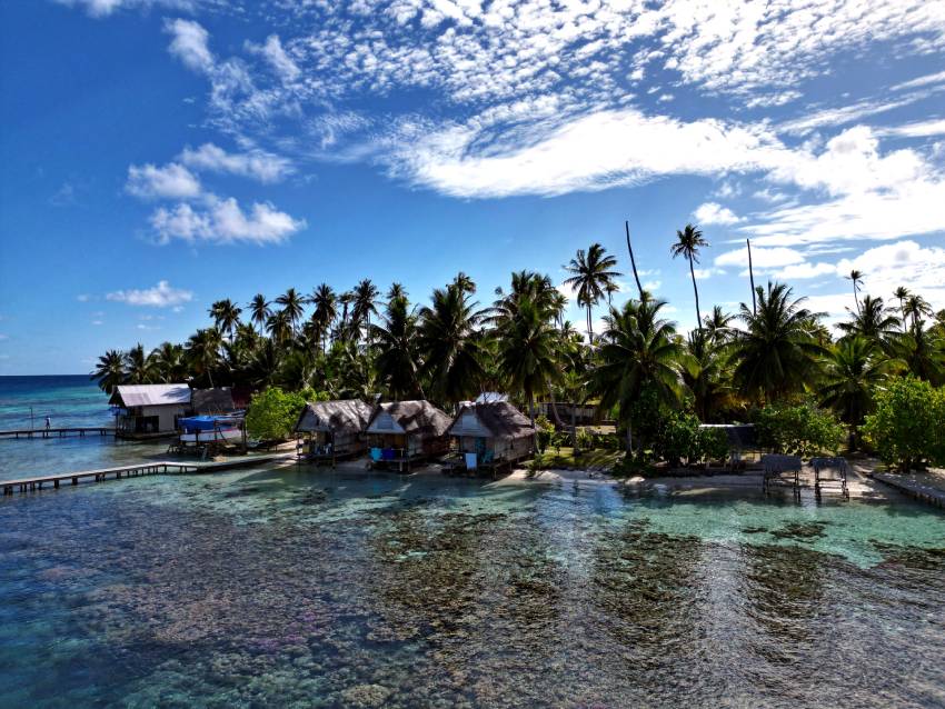 Veduta aerea del Tetamanu Village a Fakarava, nell’Oceano Pacifico Meridionale, con bungalow sull’acqua e laguna turchese