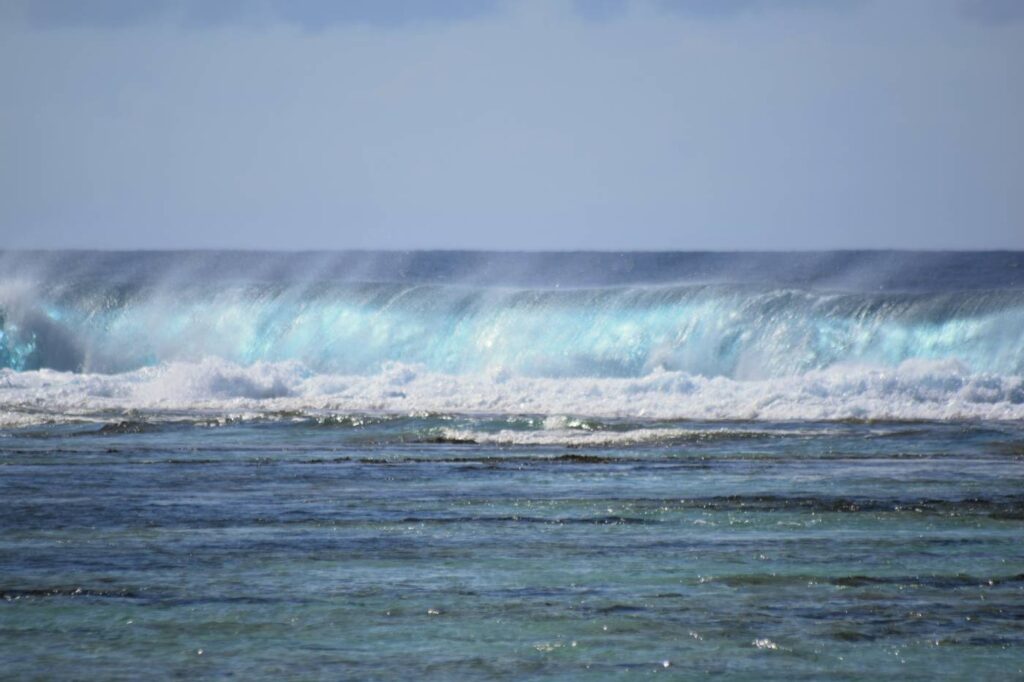 Onda dell’oceano a Tikehau, Polinesia Francese, con schiuma bianca e mare azzurro