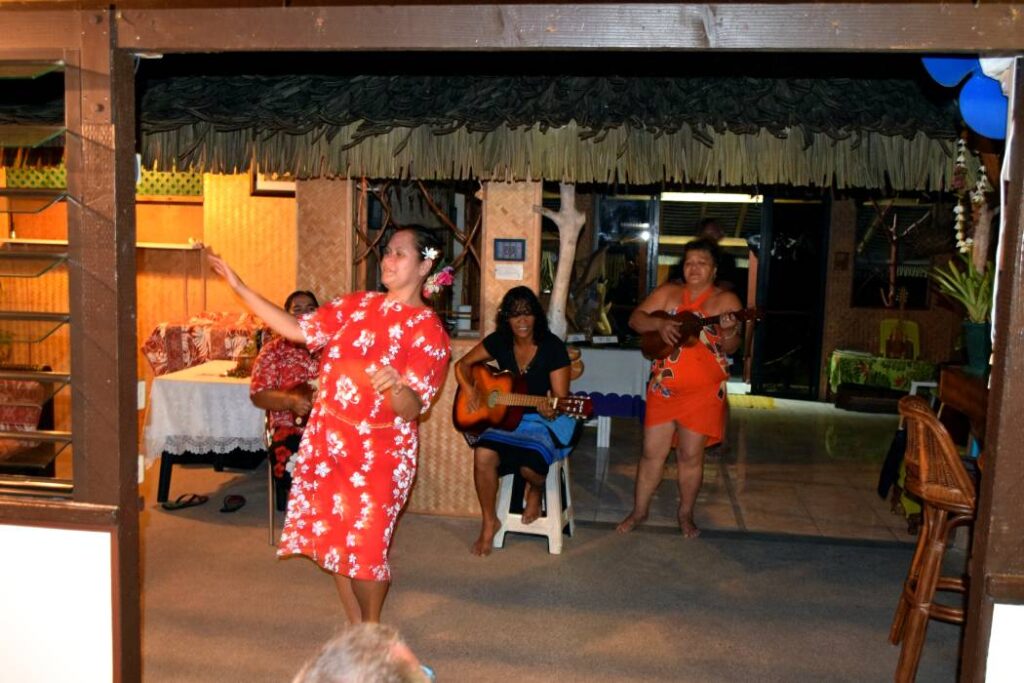 Ragazze della pensione di Tikehau che suonano l’ukulele e cantano durante la cena, Polinesia Francese