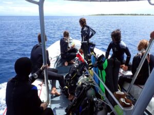 Sub e guide del Raie Manta Club sul gommone pronti per l’immersione al Tuheiava Pass di Tikehau, in Polinesia Francese