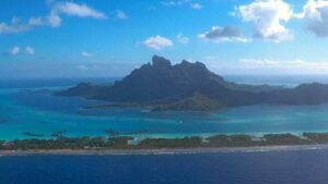 Bora Bora vista dall’aereo con la laguna turchese e il Monte Otemanu al centro